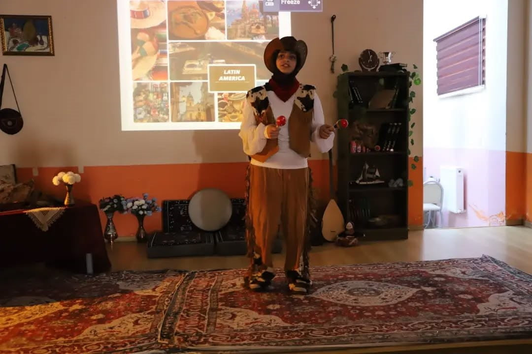 BAYBURT’TA ÖĞRENCİLER FARKLI KÜLTÜRLERİ SAHNEYE TAŞIDI