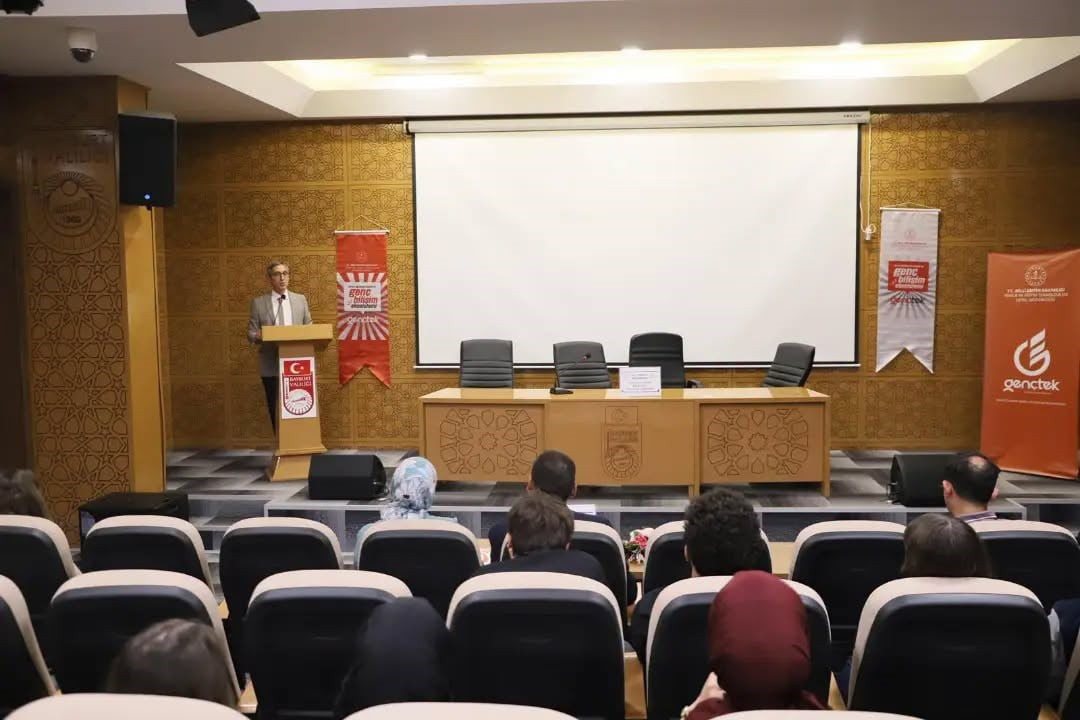 BAYBURT’TA ÖĞRENCİLER ROL TEMELLİ MÜNAZARADA YETENEKLERİNİ SERGİLEDİ
