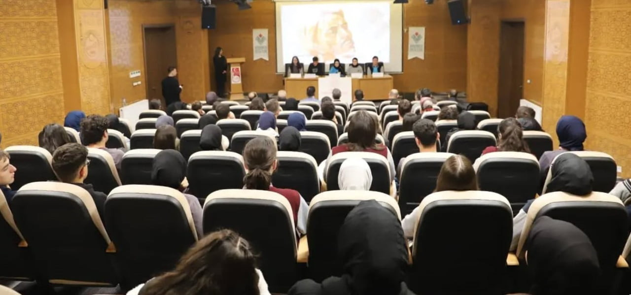 BAYBURT’TA ÖĞRENCİLER SAİT FAİK ABASIYANIK’I PANELDE ANLATTI
