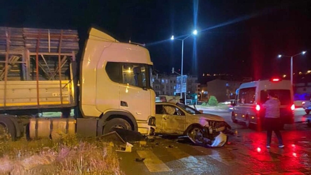 Bayburt’ta tır cip ile çarpıştı: 1 yaralı