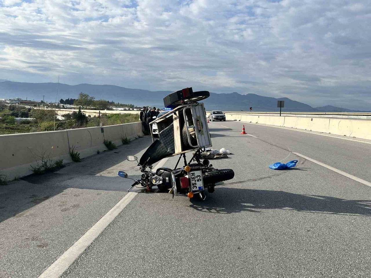 BAYINDIR İLÇESİNDE OTOMOBİLLE ÇARPIŞAN MOTOSİKLET SÜRÜCÜSÜ YARALANDI.