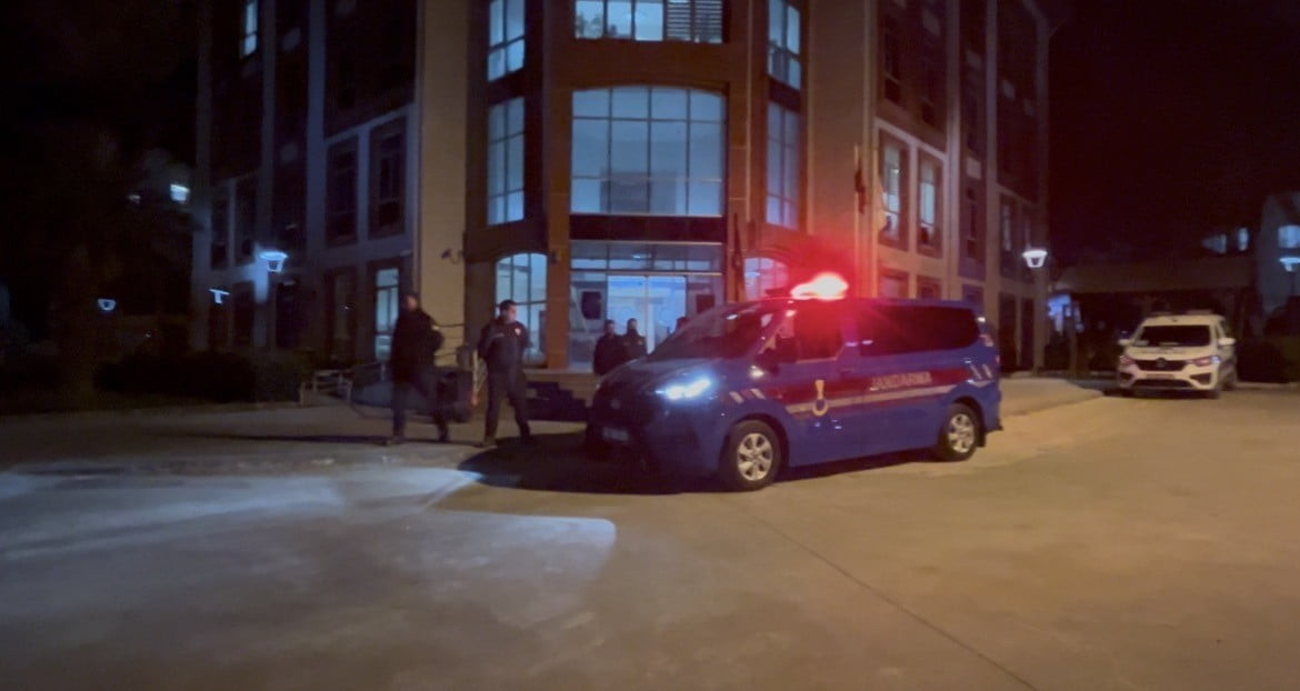 BAYINDIR’DA 3 POLİSİ YARALAYAN 4 ŞÜPHELİ TUTUKLANDI