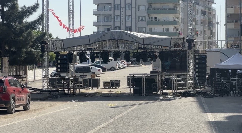 BAYRAK TARTIŞMASI ORGANİZASYONU İPTAL ETTİRDİ