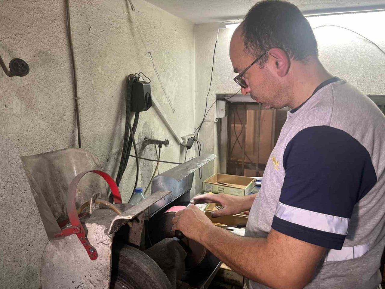 BAYRAKLI İLÇESİNDE YAŞAYAN VE GÖRME ENGELİ BULUNAN 42 YAŞINDAKİ ZEKERİYA YÜCE, YAKLAŞAN KURBAN...