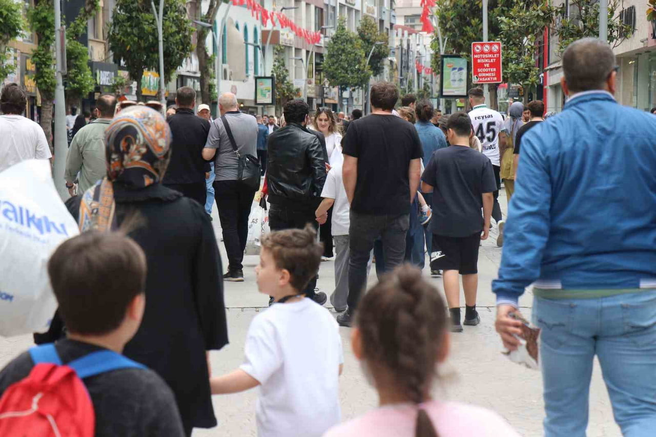 BAYRAM HAZIRLIKLARINI TAMAMLAMAK İSTEYEN VATANDAŞLAR AİLELERİ İLE BİRLİKTE ALIŞVERİŞ YAPMAK İÇİN...