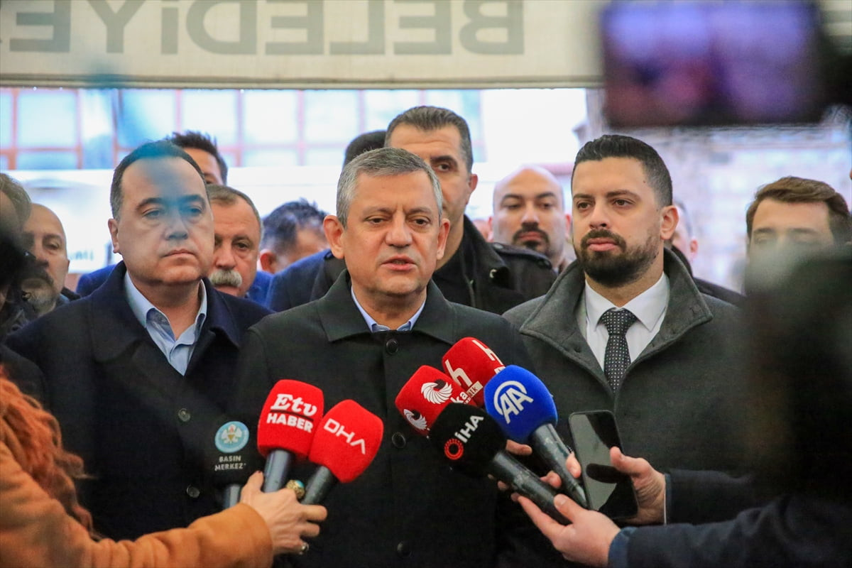 Bayram namazını memleketi Manisa'daki Hatuniye Camisi'nde kılan CHP Genel Başkanı Özgür Özel...