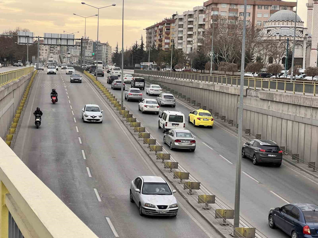 BAYRAM TATİLİ İÇİN YOLA ÇIKMA PLANI OLAN VE YOLCULUĞA BAŞLAYAN SÜRÜCÜLERE ARAÇ BAKIMLARINI İHMAL...