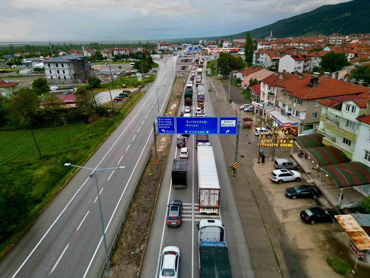 BAYRAM TATİLİNİ FIRSAT BİLEN VATANDAŞLAR AFYONKARAHİSAR’DAKİ KARAYOLLARINDA TRAFİK YOĞUNLUĞUNA...