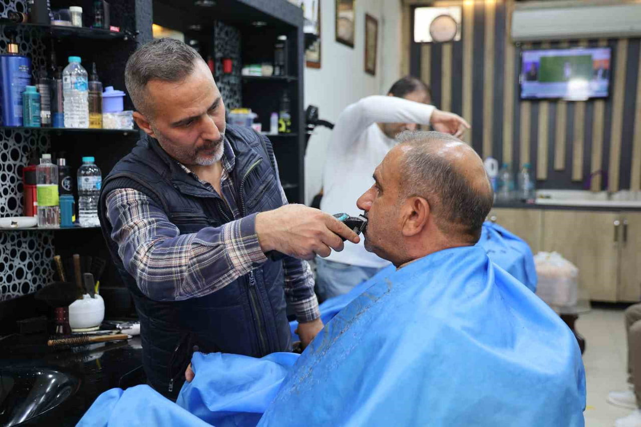 BAYRAM YOĞUNLUĞUNUN BAŞLADIĞINI AKTARAN KUAFÖR ÖMER ÖKTEM, "İKİ ÜÇ GÜNDÜR YOĞUNUZ. PAZAR GÜNÜ DE...