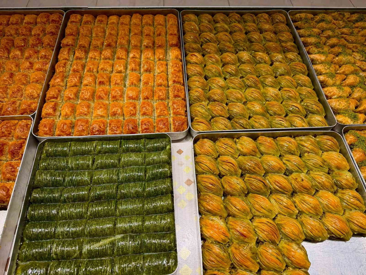 BAYRAMA SAYILI GÜNLER KALA AFYONKARAHİSAR’DAKİ TATLI VE LOKUM ÜRETİCİLERİNDE BÜYÜK BİR YOĞUNLUK...