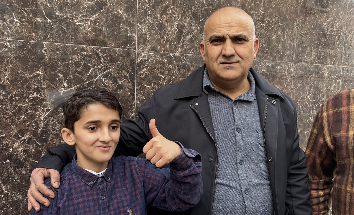 Bayrampaşa'da sokak arasında trafik nedeniyle gitmekte zorlanan ambulansa yol açan hafif zihinsel...