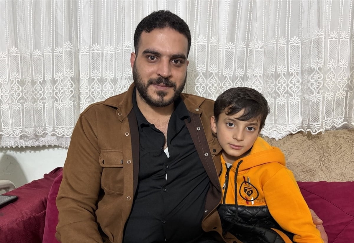 Bayrampaşa'da sokak arasında trafik sıkışıklığı nedeniyle ilerlemekte güçlük çeken ambulansa yol...