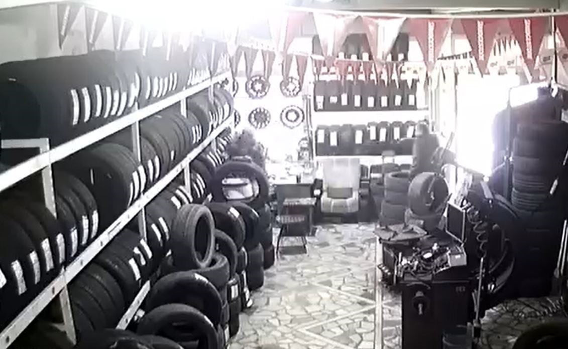 BAYRAMPAŞA’DA ALACAKLI OLDUĞU AKRABASININ İŞ YERİNE GELEN ŞAHIS FAZLA PARA İSTEYİNCE KAVGA ÇIKTI....