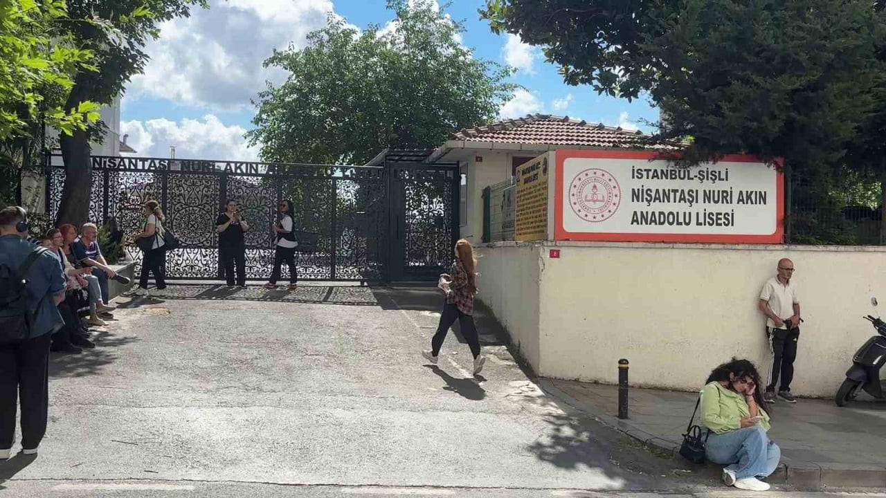 BAZI ADAYLAR SINAVA KOŞARAK GİRDİ