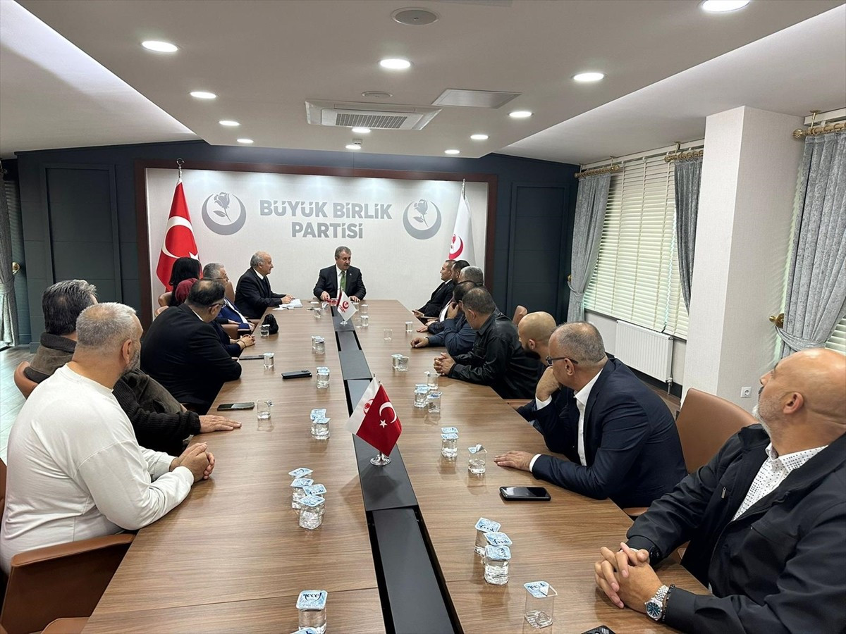 Bazı Alevi-Bektaşi dedeleri, sivil toplum kuruluşu, vakıf, dernek ve spor kulübü temsilcilerinden...