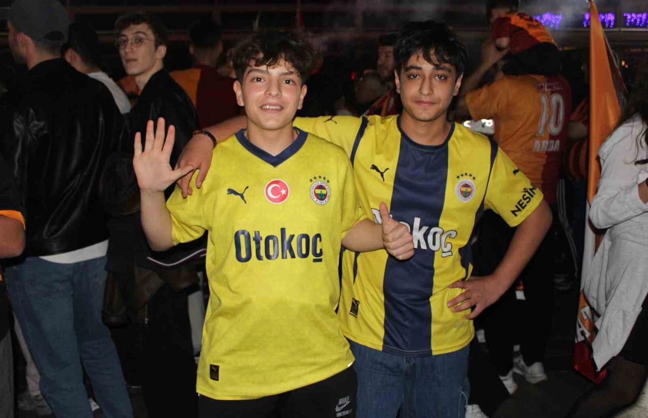 BAZI FENERBAHÇELİ TARAFTARLAR DA ŞAMPİYONLUĞUN NASIL KUTLANDIĞINI UNUTTUKLARINI SÖYLEYEREK, KULÜP...