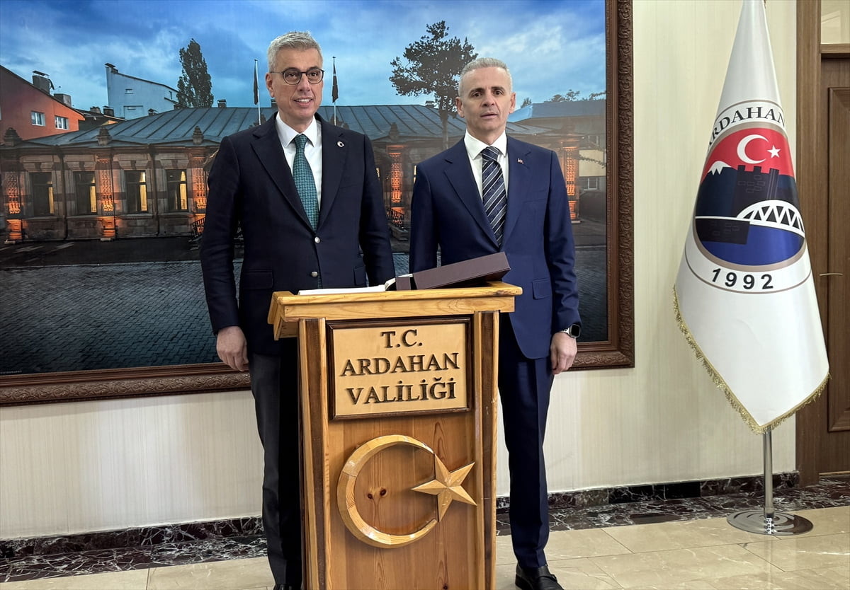 Bazı programları dolayısıyla Ardahan'a gelen Sağlık Bakanı Kemal Memişoğlu, Valiliği ziyaret edip...