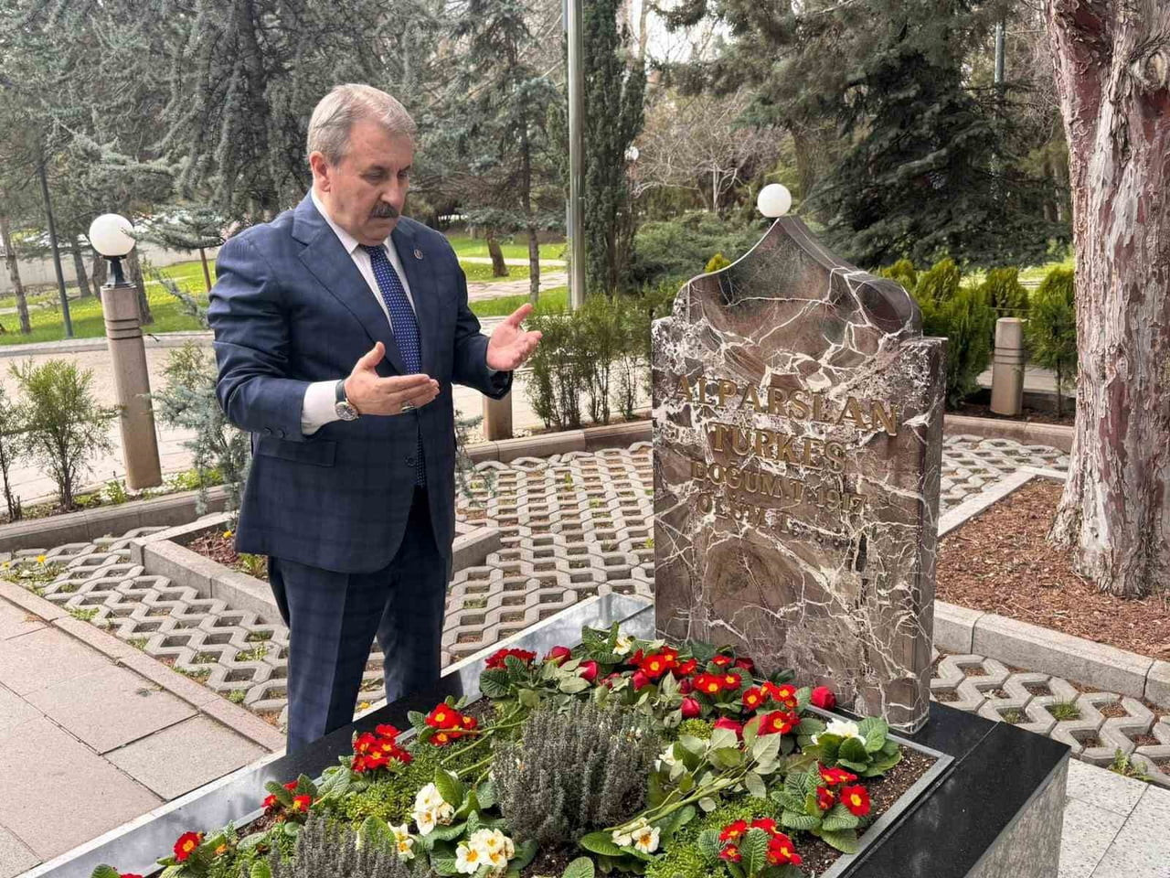 BBP GENEL BAŞKANI DESTİCİ, MHP KURUCU GENEL BAŞKANI ALPARSLAN TÜRKEŞ'İN VEFATININ 29'UNCU...