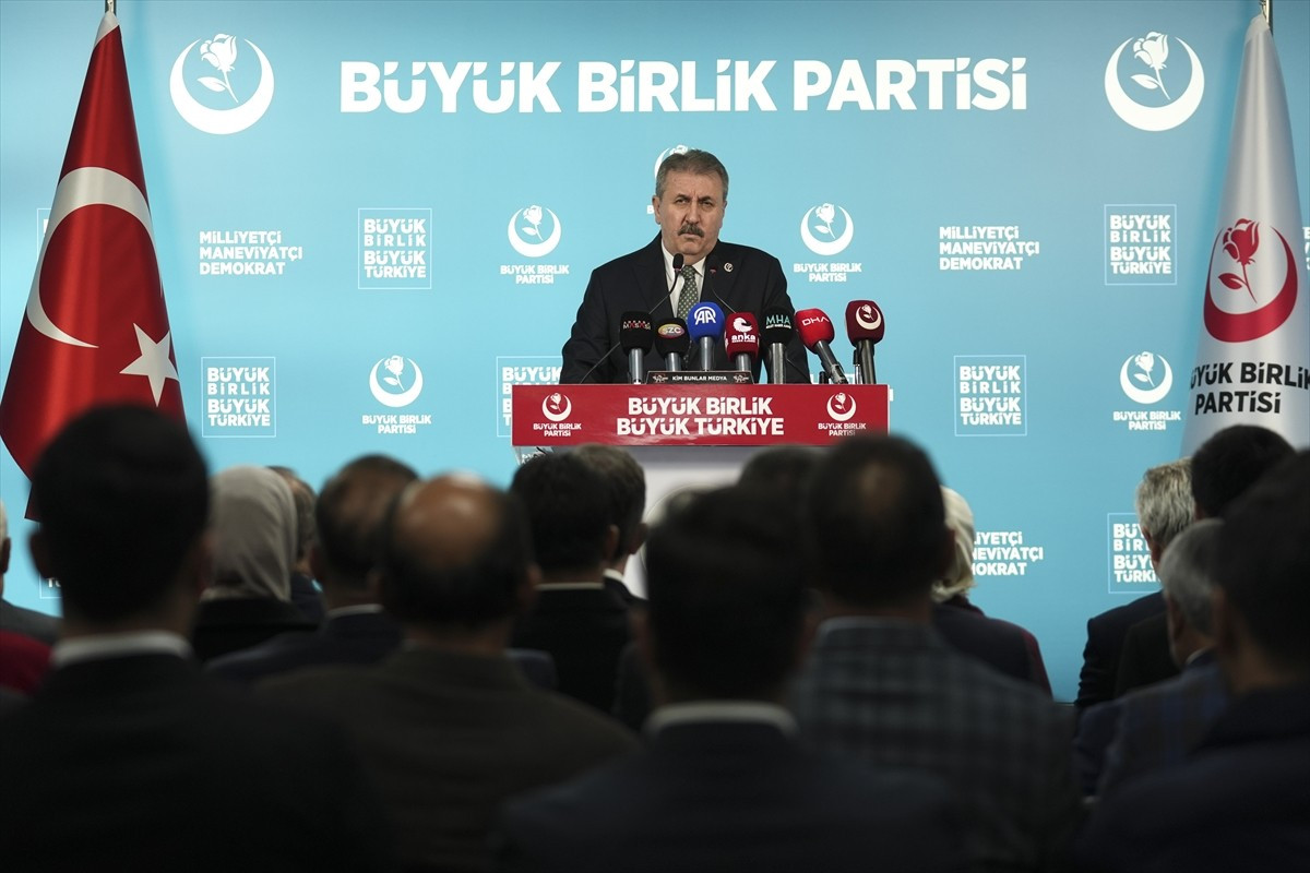  BBP Genel Başkanı Mustafa Destici, partisinin genel merkezinde basın toplantısı düzenledi.