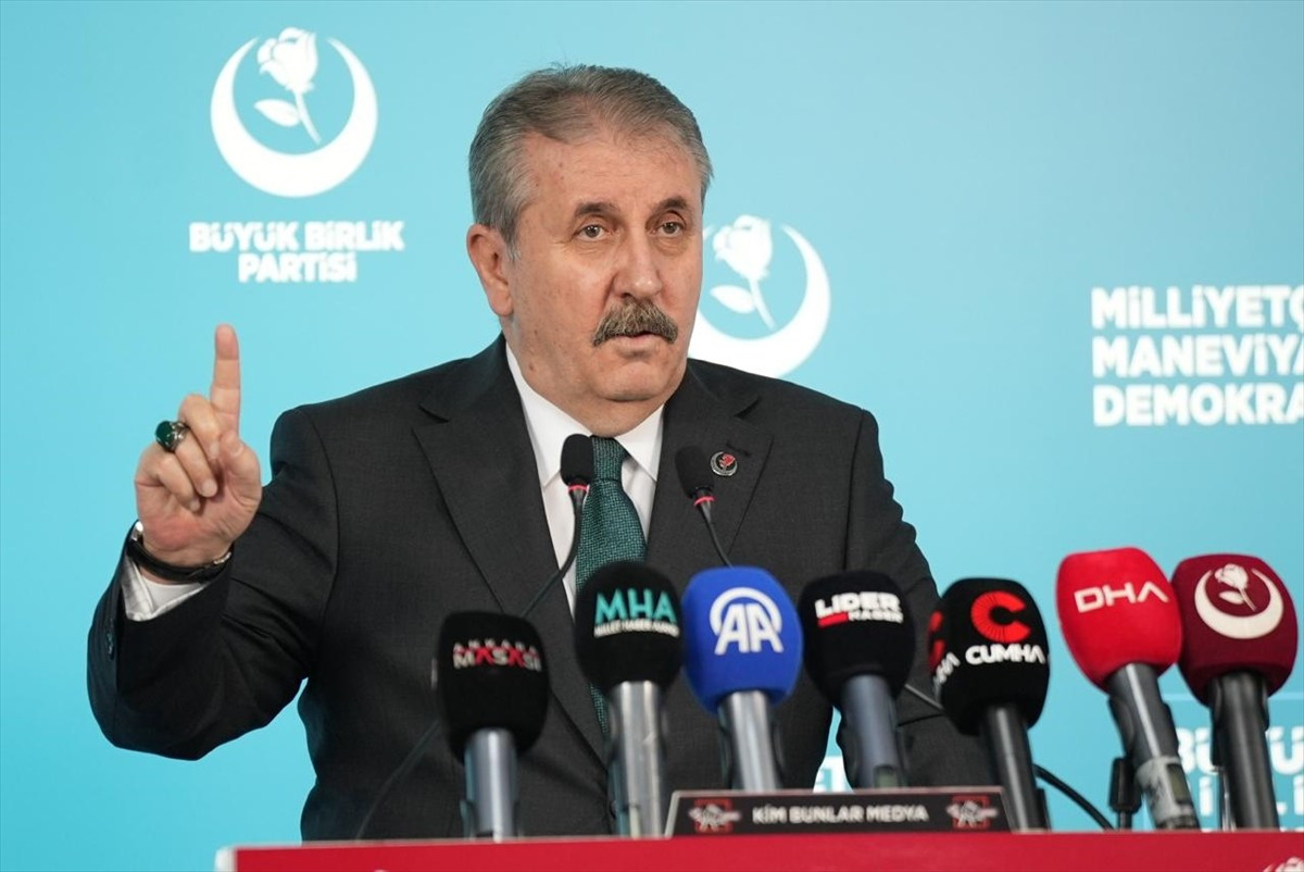 BBP Genel Başkanı Mustafa Destici, partisinin genel merkezinde düzenlediği basın toplantısında...