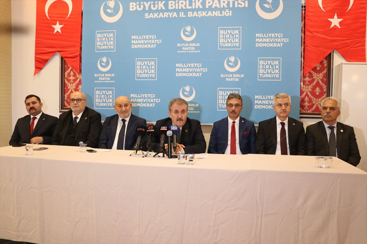 BBP Genel Başkanı Mustafa Destici, Sakarya İl Başkanlığı'nda basın toplantısı düzenledi....