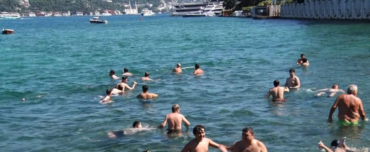 BEBEK SAHİLİ’NDE OLUŞAN YOĞUNLUK KAMERALARA YANSIRKEN, BAZI VATANDAŞLAR SICAK HAVADAN...