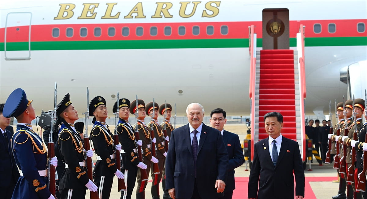 Belarus Cumhurbaşkanı Aleksandr Lukaşenko (solda), resmi temaslarda bulunmak üzere Kuzey Kore'yi...