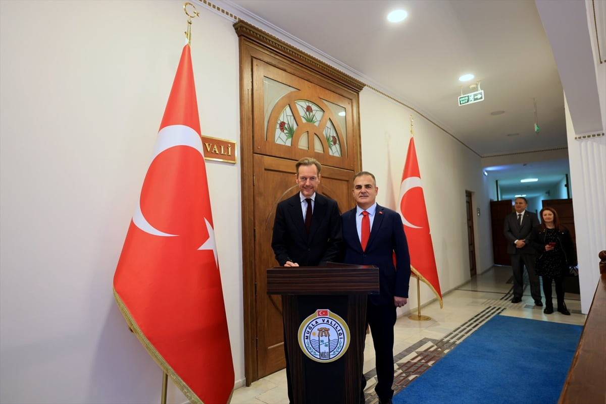 Belçika Büyükelçisi Hendrik Van de Velde ile Belçika Bodrum Fahri Konsolosu Onursal Dylan...