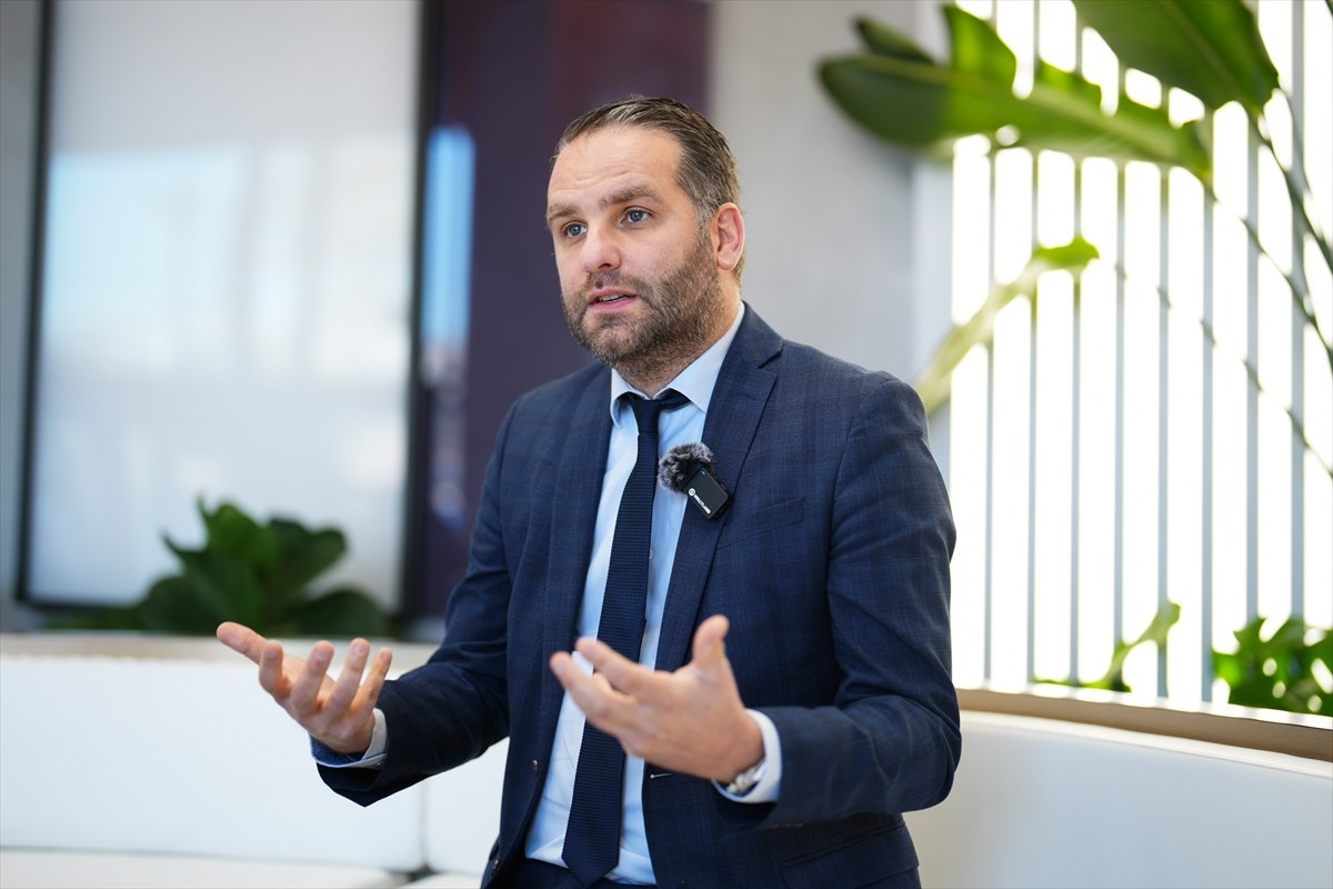 Belçika Federal Parlamentosu'nda milletvekilliği ve senatörlük görevlerinde bulunmuş, halihazırda...