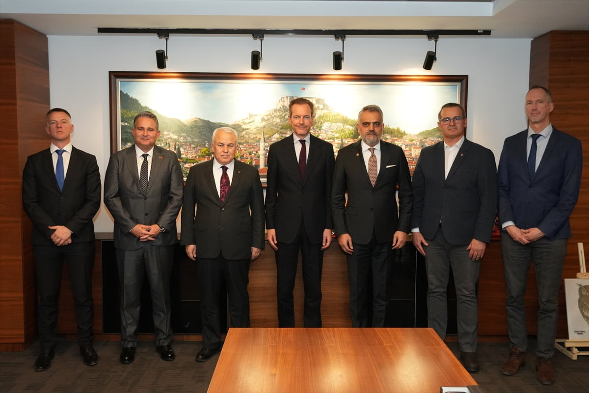 Belçika'nın Ankara Büyükelçisi Hendrik Van de Velde (ortada) başkanlığındaki heyet, Muğla Ticaret...