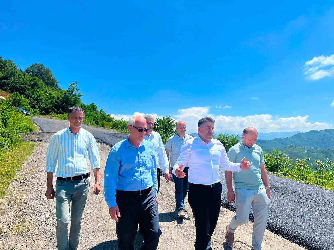 BELEDİYE BAŞKANI İSA TÜRKCAN (SAĞDAN İKİNCİ) YOL YATIRIMLARINI YERİNDE İNCELEDİ.