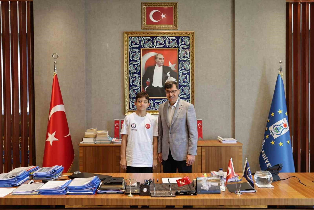 BELEDİYE BAŞKANI KAHVECİ, MİLLİ YÜZÜCÜ ÖMER CENGİZ’İ AĞIRLADI
