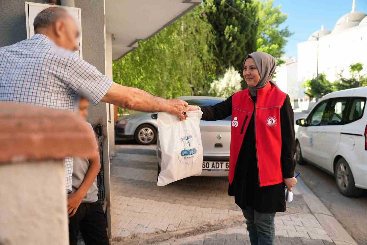 BELEDİYE EKİPLERİ, VATANDAŞLARIN BAĞIŞLADIĞI KURBAN ETLERİNİ ADRESLERİNDEN TESLİM ALARAK AYNI GÜN...