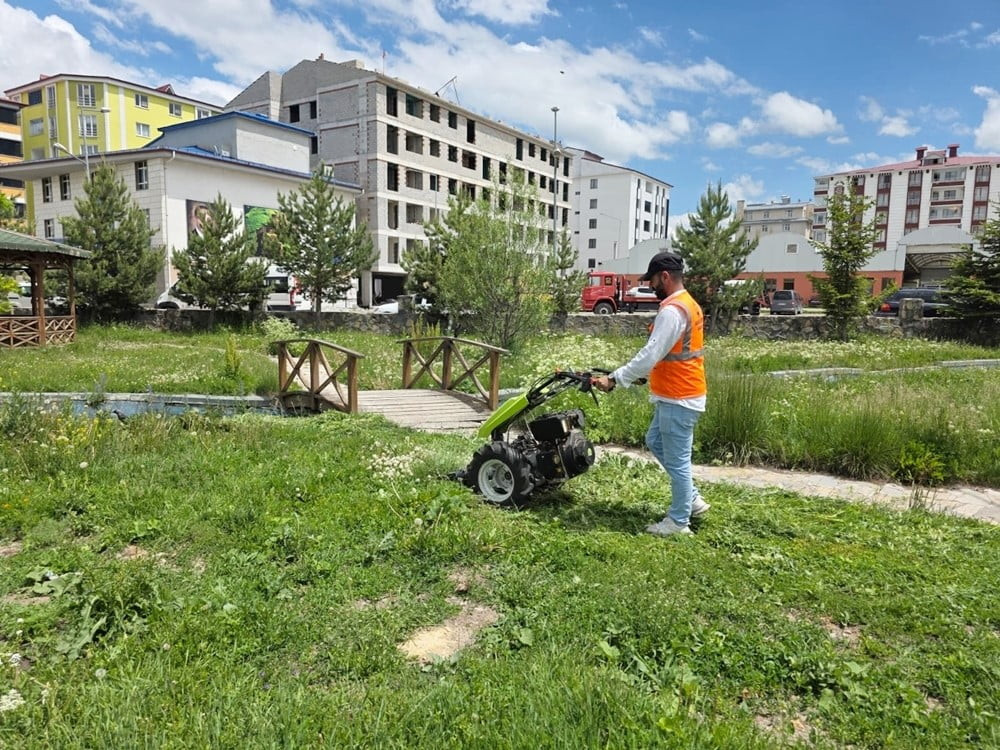 BELEDİYE EKİPLERİ’NDEN PARK VE BAHÇELERDE YAZ TEMİZLİĞİ. (OLGUN YILDIZ/ARDAHAN-İHA)