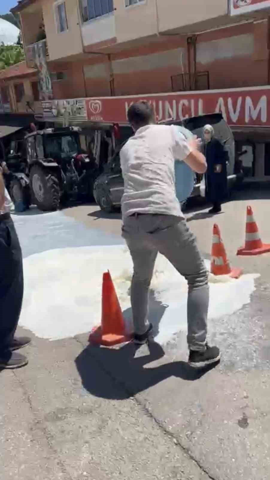 BELEDİYE ÖNÜNE SÜT DÖKME EYLEMİNİN ARDINDAKİ GERÇEK ORTAYA ÇIKTI