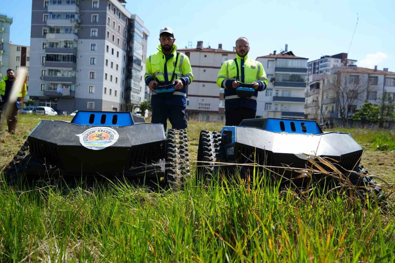 BELEDİYENİN ENVANTERİNE KATILAN 2 ADET ÇİM BİÇME ROBOTU, YAKLAŞIK 6 KİŞİLİK İŞ GÜCÜNE EŞDEĞER...