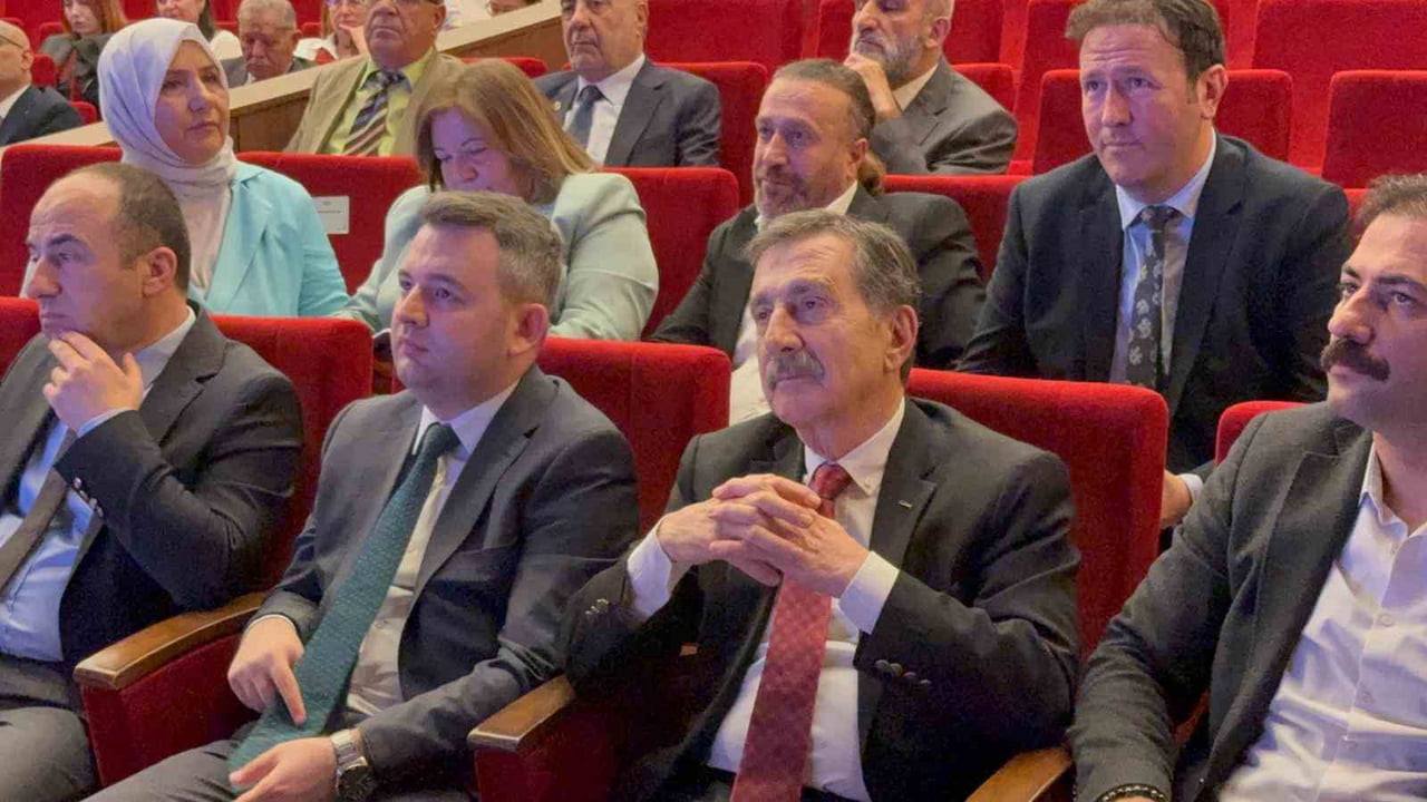 BELEDİYESİ BAŞKANI DT. AHMET ATAÇ (KIRMIZI KRAVATLI)