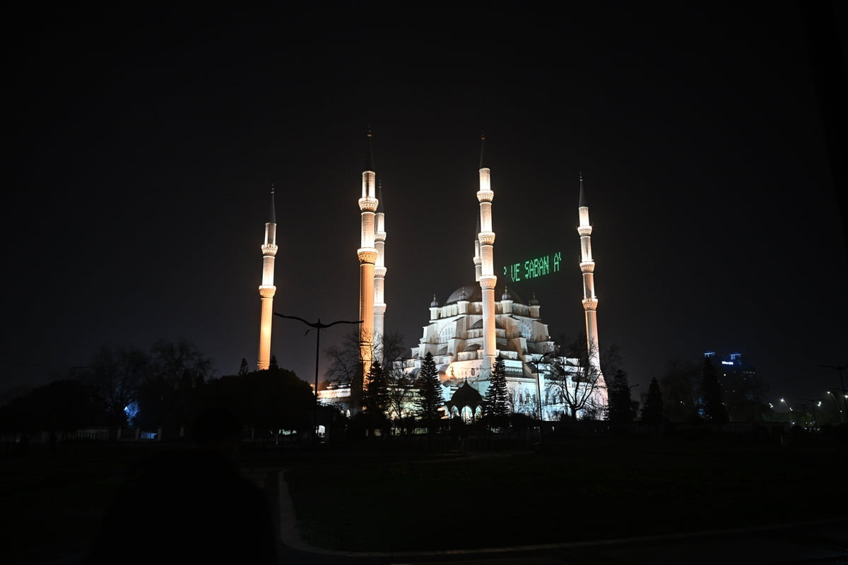 Berat Kandili dolayısıyla Adana'da Hacı Sabancı Merkez Camisi'nde program düzenlendi.