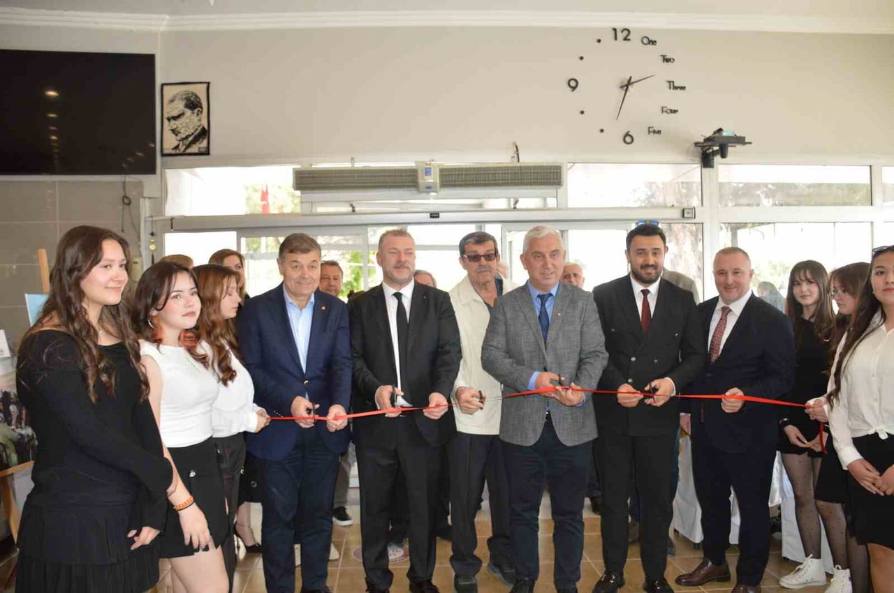 BERGAMA KÜLTÜR VE SANAT VAKFI (BERKSAV) BİNASINDA DÜZENLENEN SERGİ AÇILIŞI, PROTOKOL, SANATÇILAR...