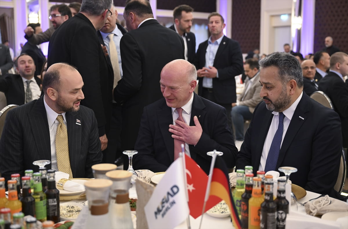 Berlin Eyalet Başbakanı ve Belediye Başkanı Kai Wegner (ortada), Müstakil Sanayici ve İşadamları...