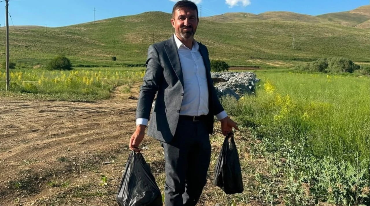 BEŞATLI KÖYÜ MUHTARI FETHİ ERCİ, BİLİNÇSİZ SÜRÜCÜLERİN FIRLATTIĞI ŞİŞELERİN ÇARPMANIN ETKİSİYLE...