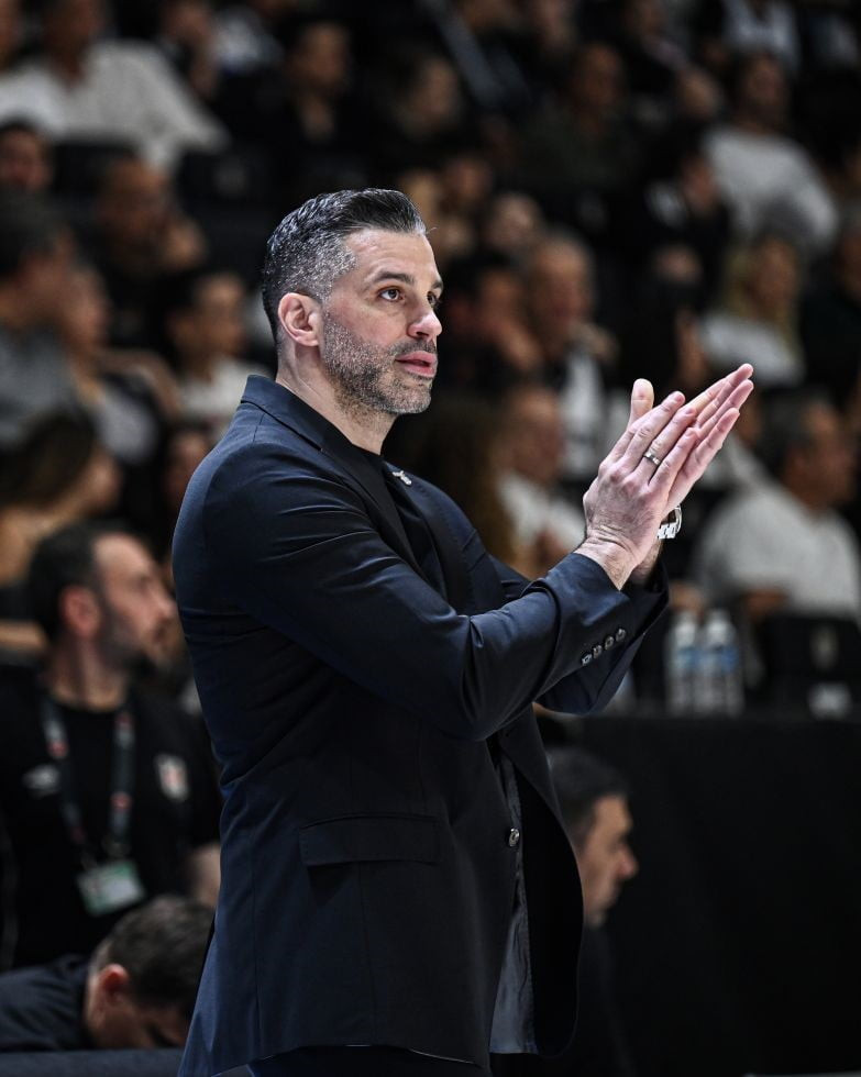 BEŞİKTAŞ, BAŞANTRENÖR DUSAN ALİMPİJEVİC'İN SÖZLEŞMESİNİN UZATILDIĞINI AÇIKLADI.