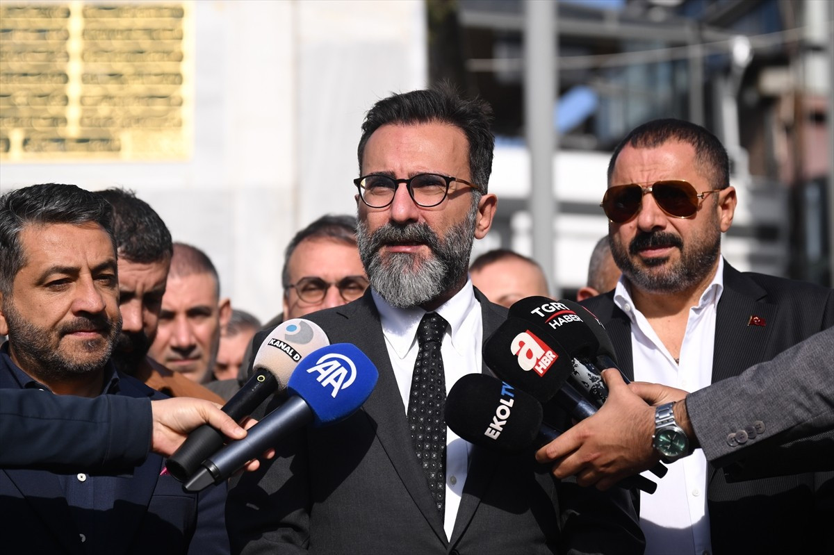 Beşiktaş Çarşı ve Ortaköy'deki esnaf dernekleri, zehirlenerek hayatını kaybeden 4 kişilik Böcek...