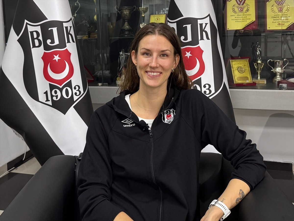 Beşiktaş Kadın Voleybol Takımı'nın pasör çaprazı Kadi Kullerkann, saha içinde oyunuyla saha...