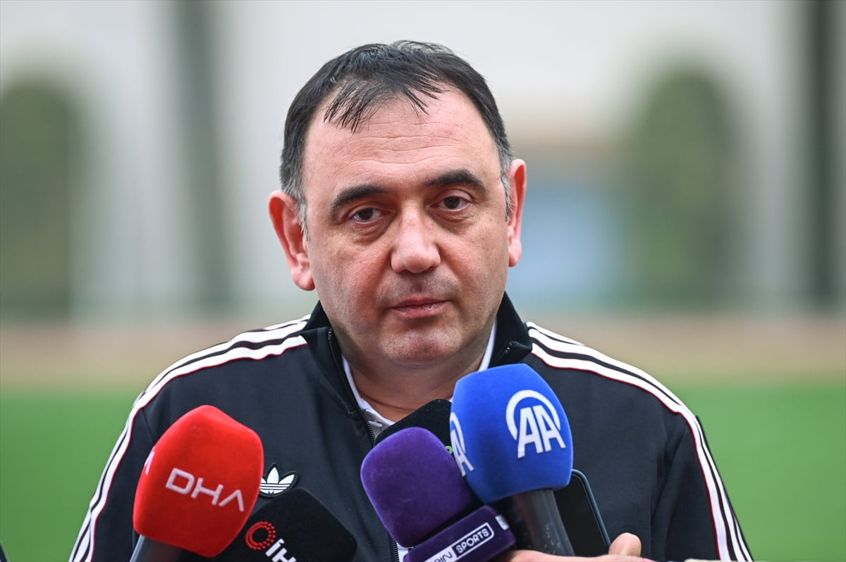 Beşiktaş Kulübü Asbaşkanı Murat Kılıç, takımının Antalya'daki kampında antrenman öncesi basın...