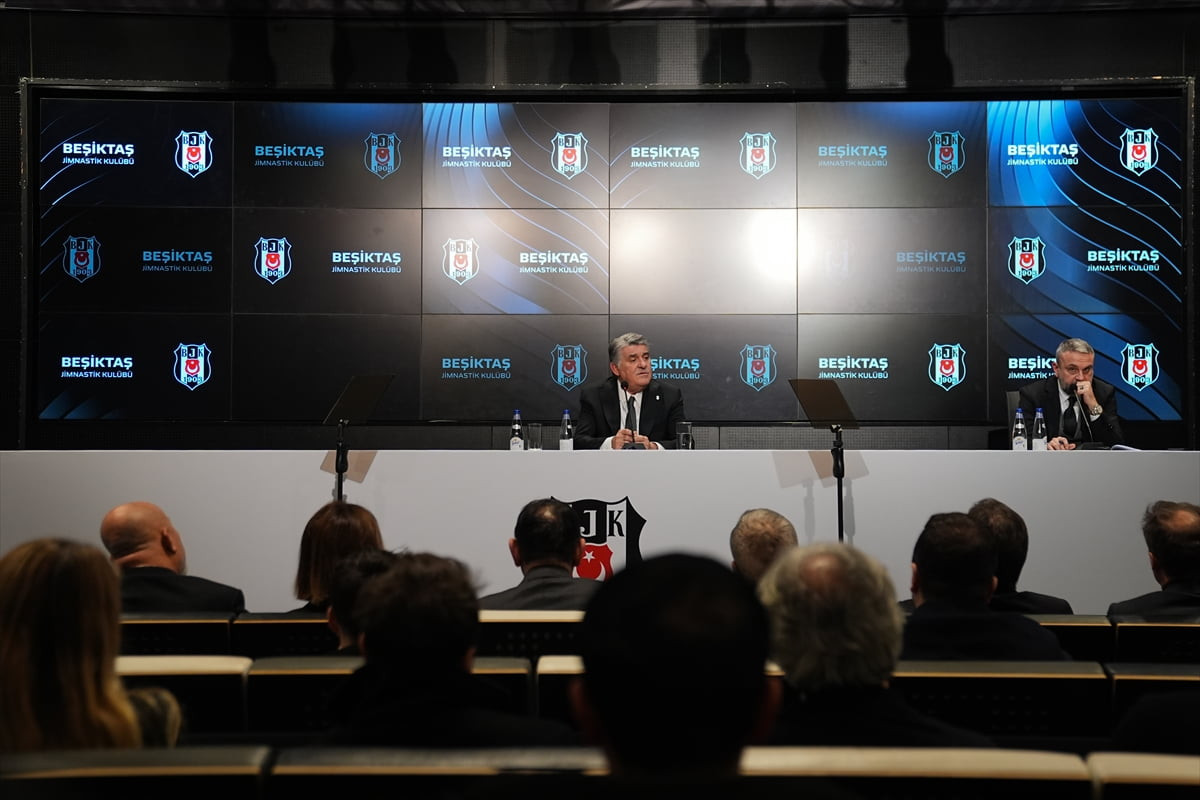 Beşiktaş Kulübü Başkanı Serdal Adalı, Tüpraş Stadı'nda düzenlenen basın toplantısında Adalı...