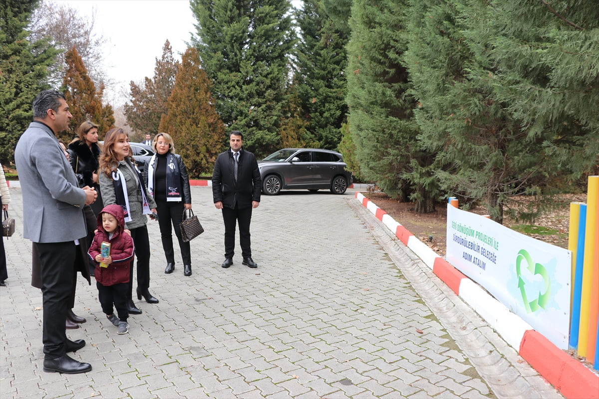 Beşiktaş Kulübünce hayata geçirilen "İyiliğe Kanat Aç Projesi" kapsamında Elazığ'a gelen heyet...