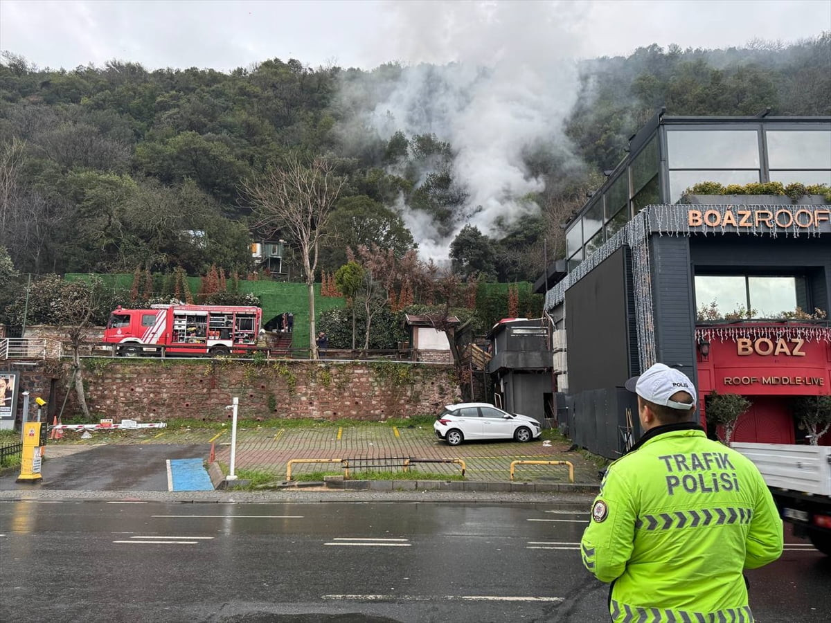 Beşiktaş Muallim Naci Caddesi'nde restoranın müştemilat bölümünde çıkan yangın itfaiye ekiplerince...