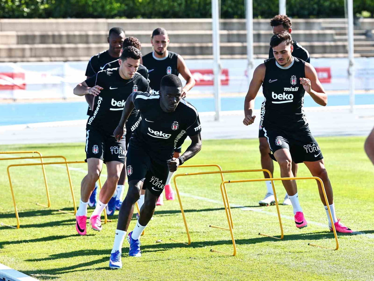 BEŞİKTAŞ, YENİ SEZON HAZIRLIKLARINA SLOVAKYA’NIN BRATİSLAVA KENTİNDE KAMP YAPTIĞI OTELDE AKŞAM...