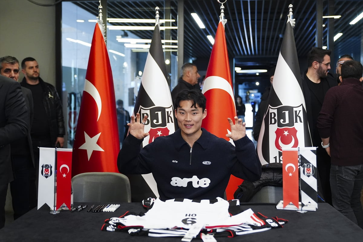 Beşiktaş'ın Güney Koreli santrforu Hyeon-gyu Oh, imza gününde siyah-beyazlı taraftarlarla bir...